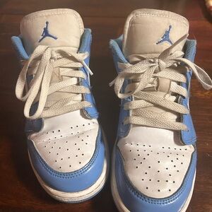 Jordan 1 Low Grade School Boys' "White/Legend Blue" Shoe